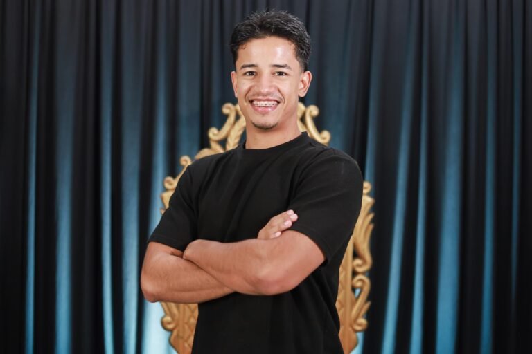 JOIN IN AND ENTER TO WIN A BRAND-NEW IPHONE WITH MARCOS!